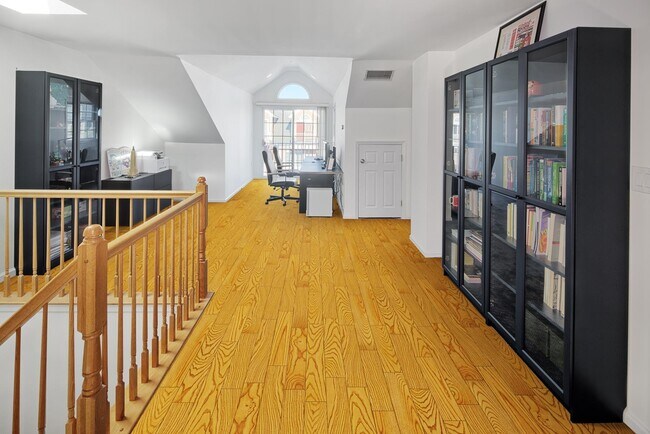 Building Photo - 453 Albany Ct