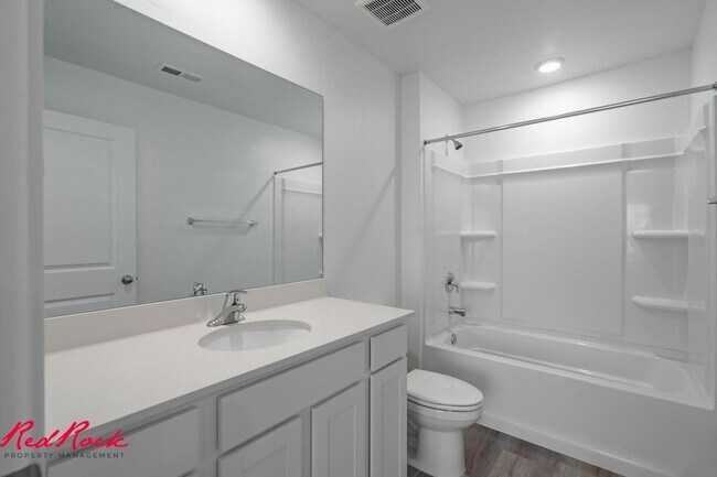 Building Photo - Dog Friendly! 3 Bedroom 2 Bathroom Townhome in Long Valley.