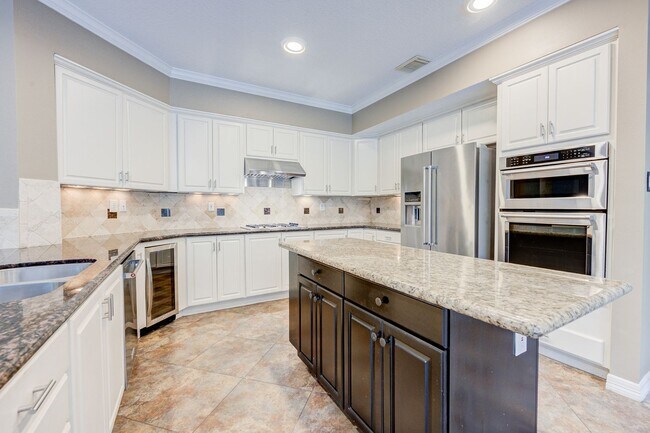 Building Photo - 5 Bed/ 3 Bath Two Story Home