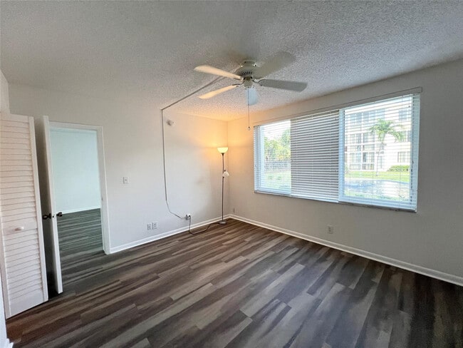 Building Photo - 6005 Del Lago Cir