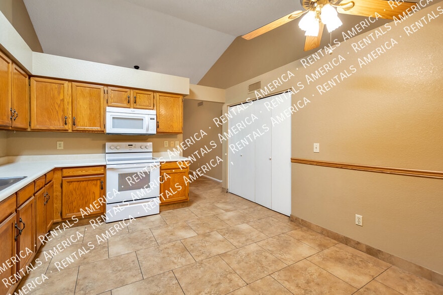Building Photo - 5136 E Evergreen St