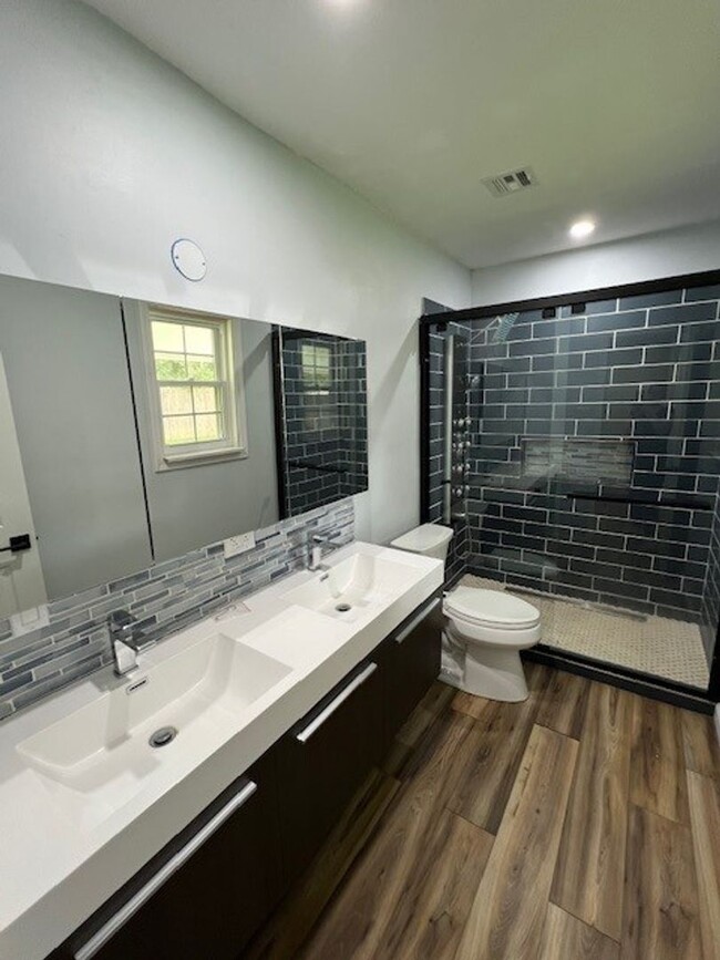 Building Photo - Newly Renovated 3B/2B Home Available in La...