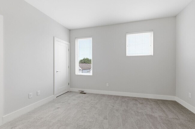 Building Photo - Modern 2 Bedroom Townhouse