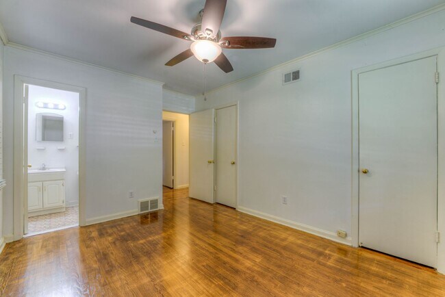 Building Photo - 4 bed/2 bath
