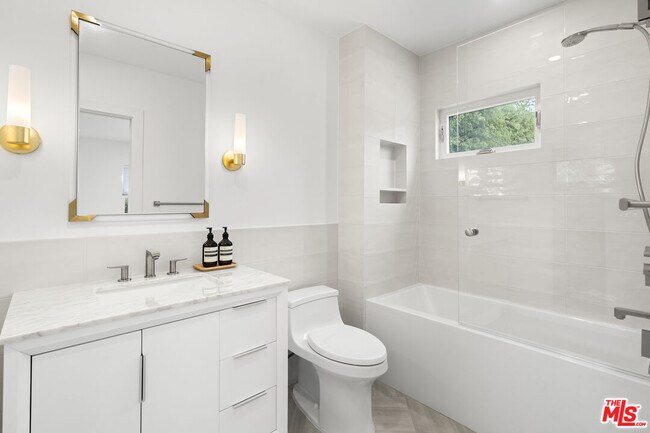 Building Photo - 435 Westmount Dr