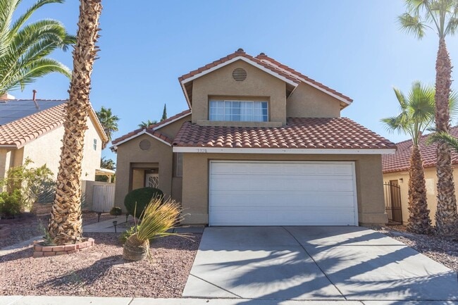 Building Photo - Lovely Home in The Lakes!