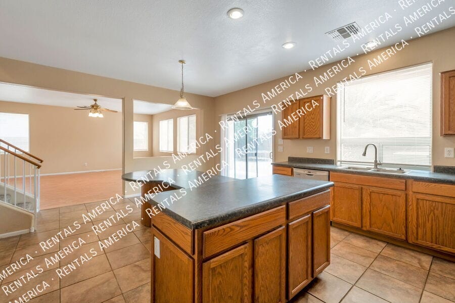 Building Photo - 629 E Saddle Way