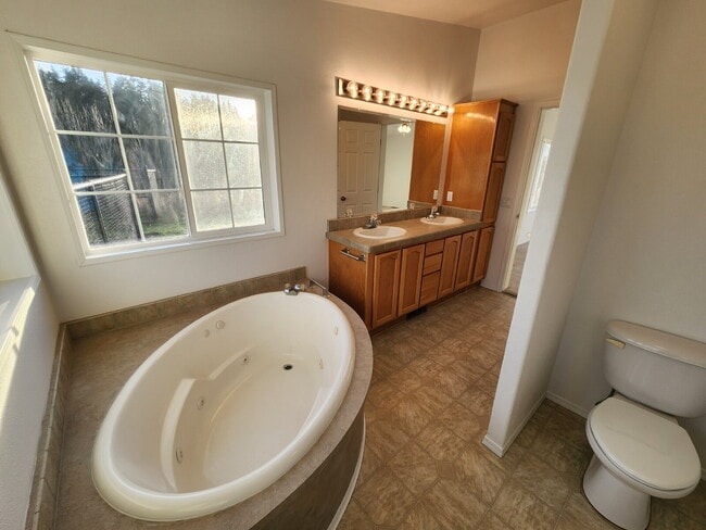 Building Photo - 3 bed 2 bath 2 car garage w/ great views i...