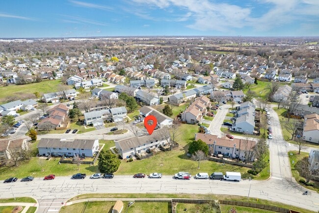 Building Photo - Carol Stream Townhome with Three Bedrooms and One Car Garage