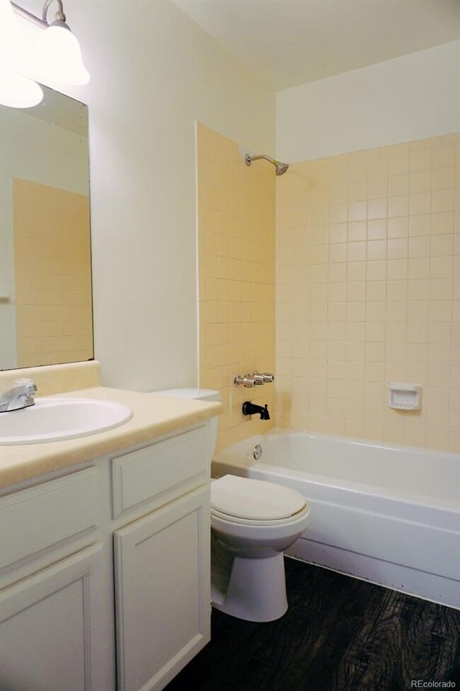 Building Photo - Recently Renovated 2 bed/1 bath Condo in C...