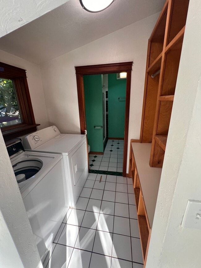 Building Photo - 5BD/2BA Gorgeous Vintage Home