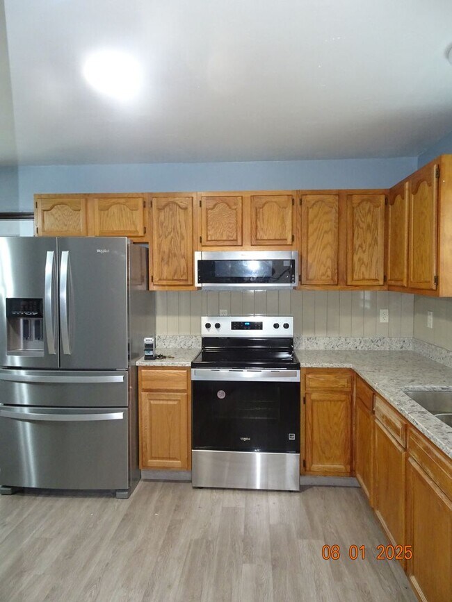 Building Photo - 3 Bedroom, 1.5 Bath Duplex in Hampton for ...