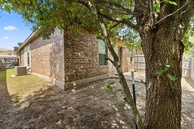 Building Photo - 119 Creekside Villa Dr