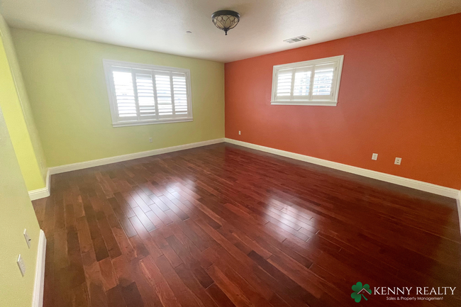 Building Photo - Large 4 Bedroom, 3 Bathroom Home in San Bruno