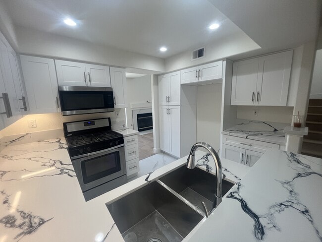 Building Photo - 7911 E Horizon View Dr