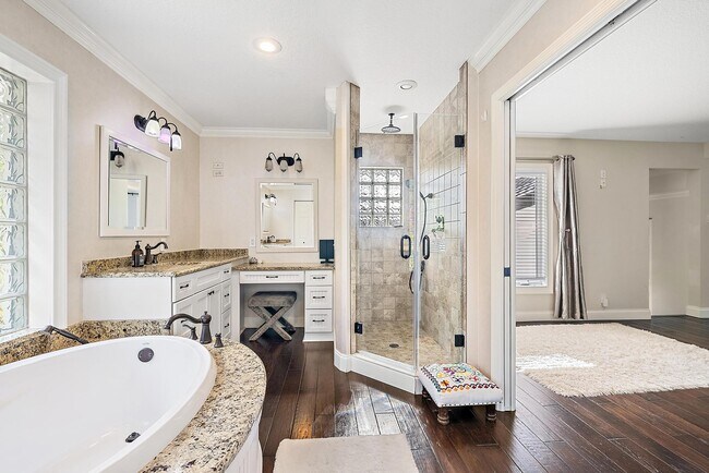 Building Photo - 542 N Cypress Dr