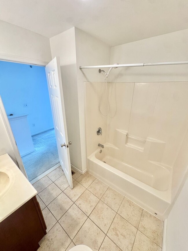 Building Photo - THREE BEDROOM TOWNHOME- PARKLAND SCHOOLS