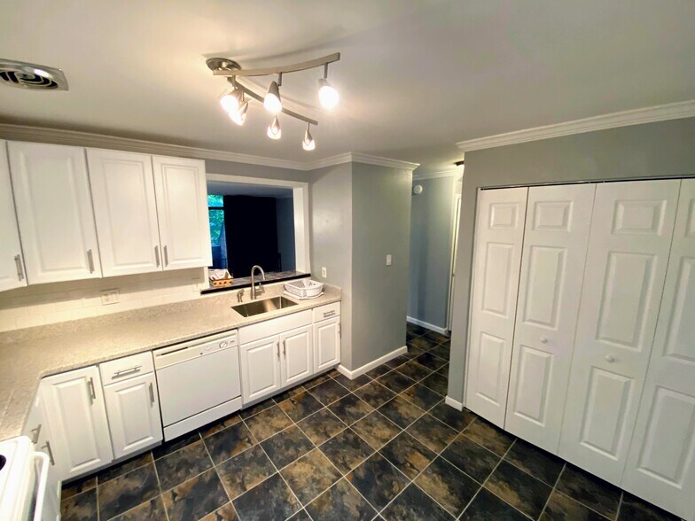 Building Photo - 2226 S Quincy St