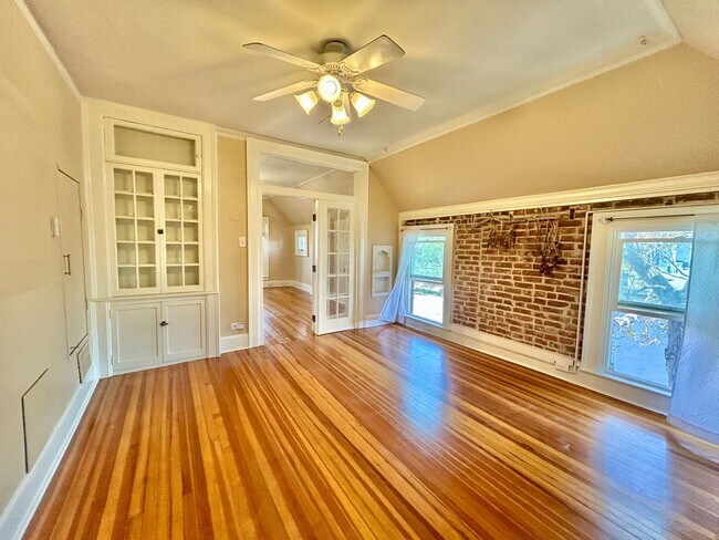 Building Photo - Charming Historic Condo in the Heart of Up...