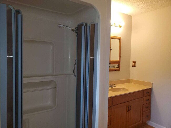 Building Photo - "Spacious 5-Bedroom Retreat with 3 Full Baths in Huntsville – Your Perfect Family Home Awaits!"