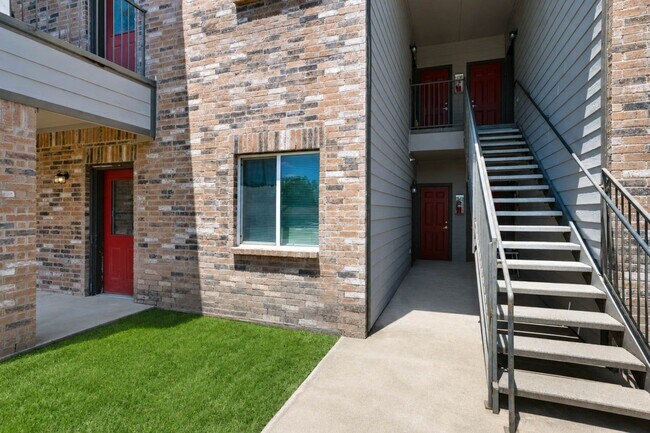 Building Photo - 516 E Hazelwood St