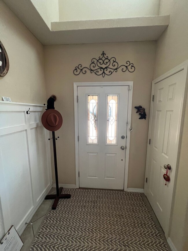 Building Photo - Charming 3-Bed, 2.5-Bath Home with Cozy Fi...