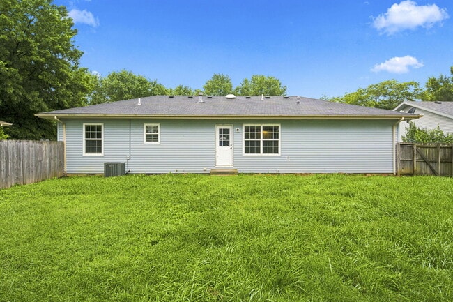 Building Photo - 511 E Dyann Dr