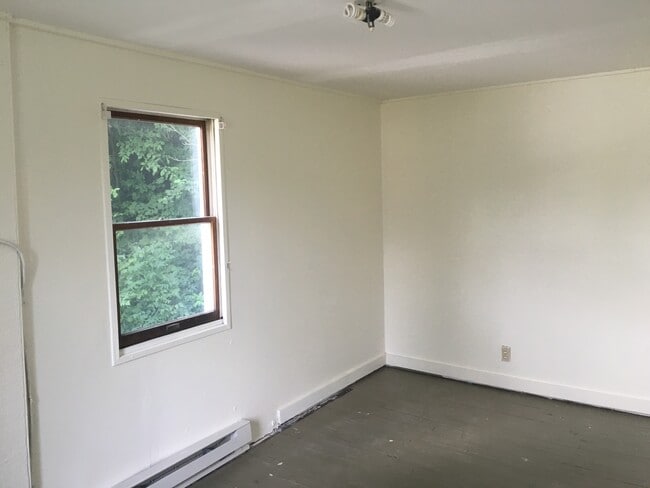 Building Photo - 139 Railroad St