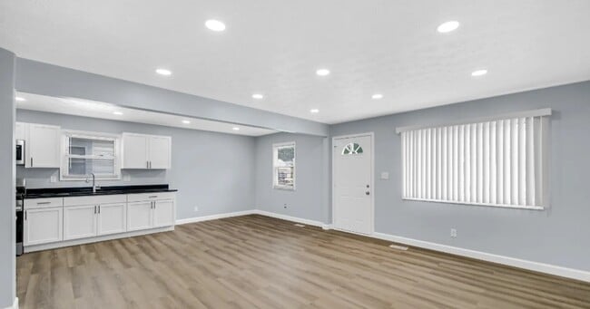 Building Photo - 3106 N Harding St