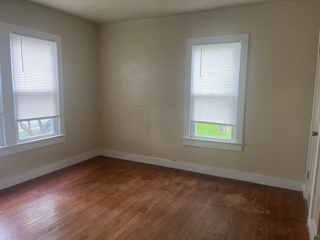 Building Photo - Welcome to this charming 2-bedroom, 1-bath...