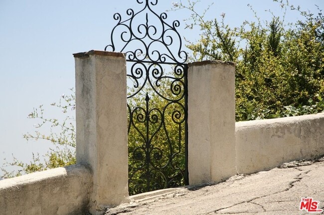 Building Photo - 2243 E Live Oak Dr