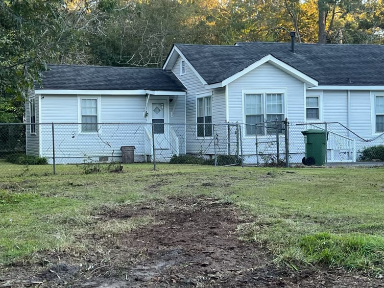 Building Photo - 319 Railroad St