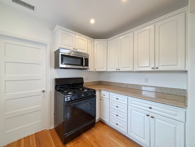 Building Photo - Stunning 3BD/1.5BA Home in North Park W/ W...