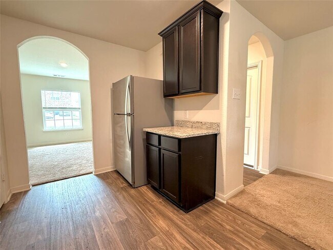 Building Photo - 353 Cres Park Dr