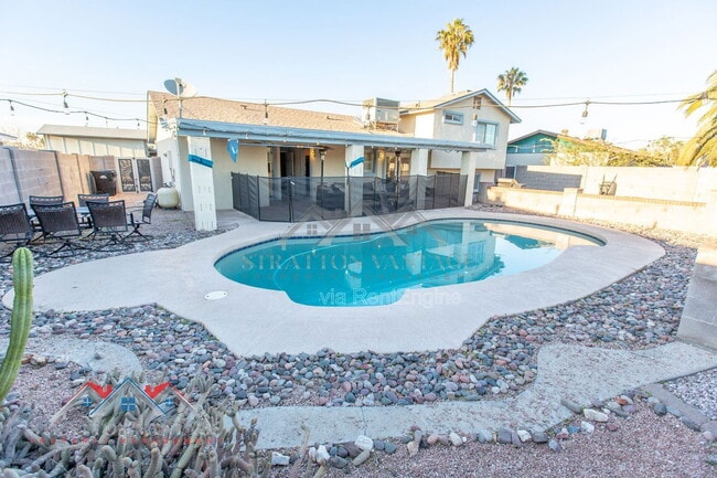 Building Photo - 1735 W Pampa Ave