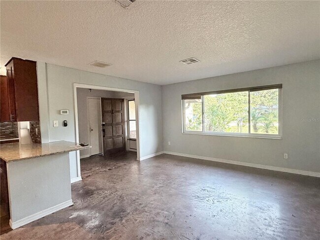 Building Photo - 912 Carvell Dr