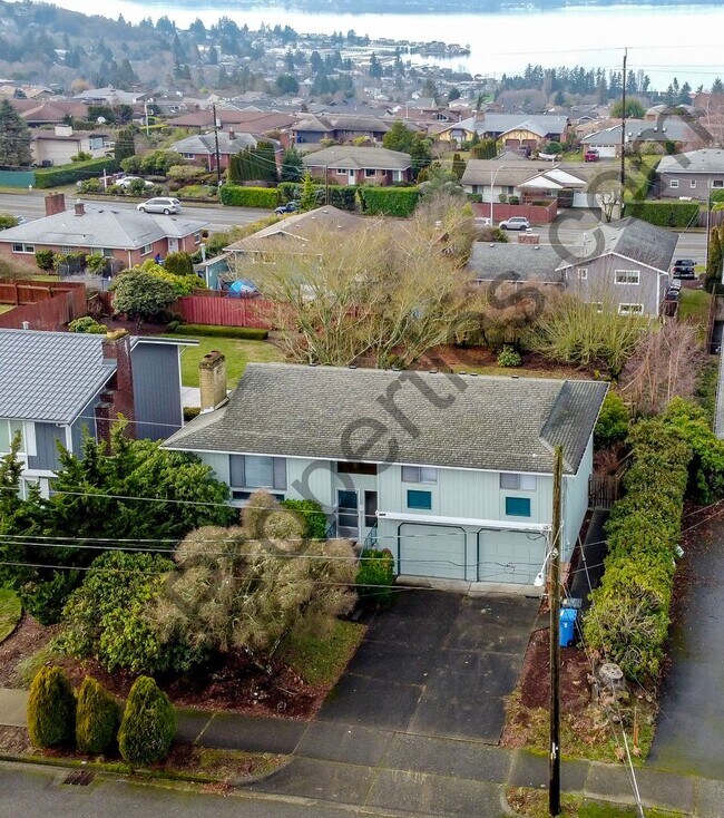 Building Photo - 4 bedroom 2.5 bathroom Home