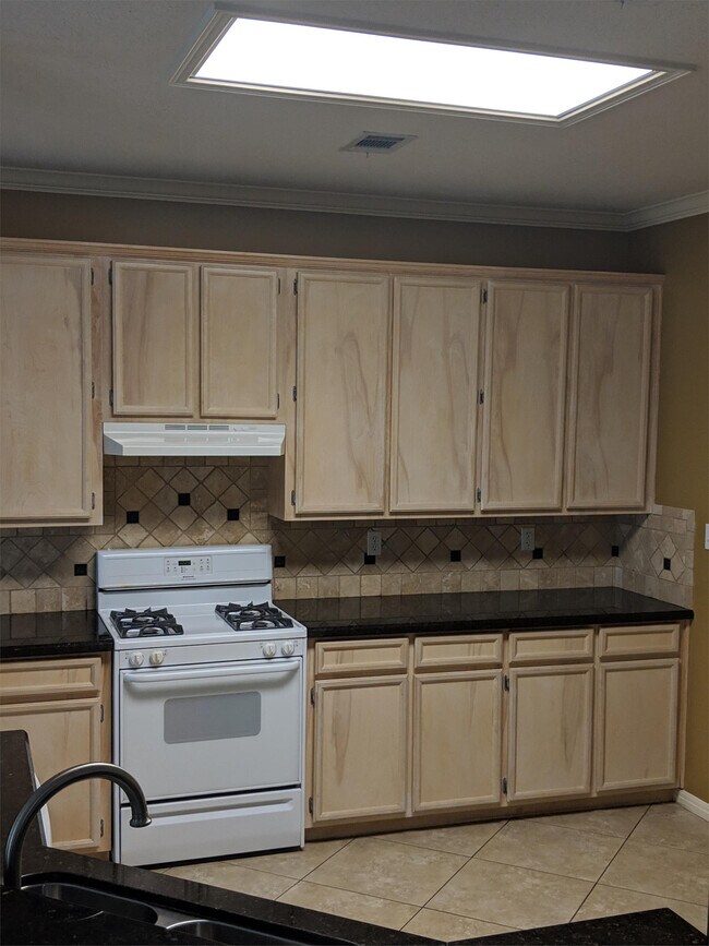 Building Photo - 8005 Blue Bonnet St