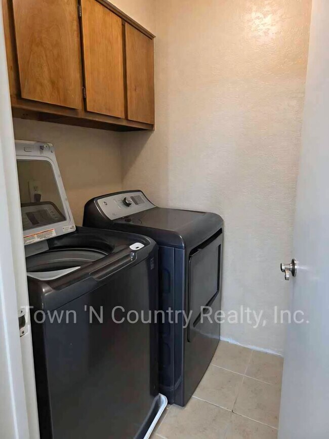 Building Photo - Spacious 2-Bedroom Upper-Level Condo in Sa...