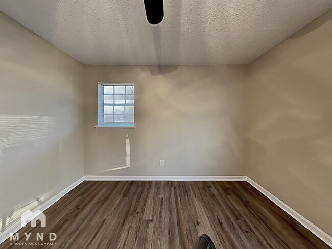 Building Photo - 5170 Hickory Dr NE