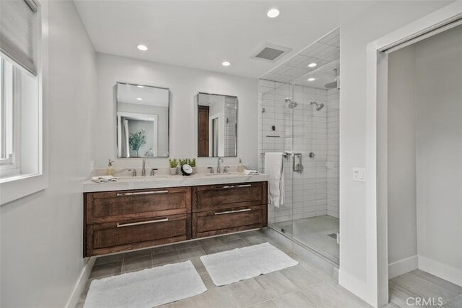 Building Photo - 28792 Bolanos