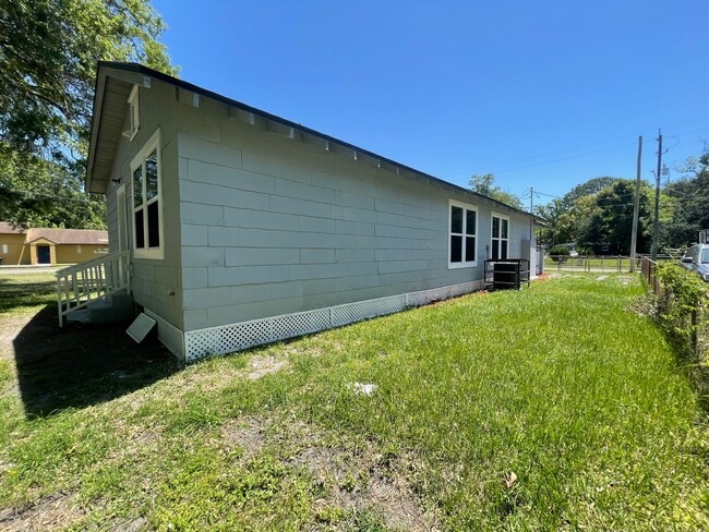 Building Photo - ** Move in Ready** 3/2 Single Family Home in College Park