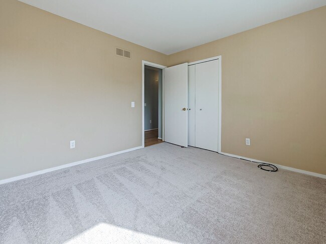 Building Photo - Welcome to this spacious single-family hom...