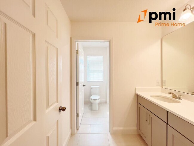 Building Photo - "Stunning 4-Bed Home with 2.5 Baths & Spac...
