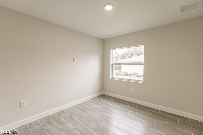 Building Photo - 4724 22nd St SW