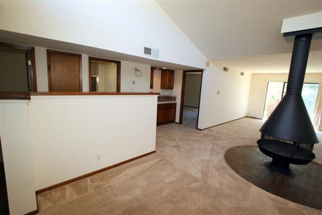 Building Photo - 830 Live Oak Rd NE