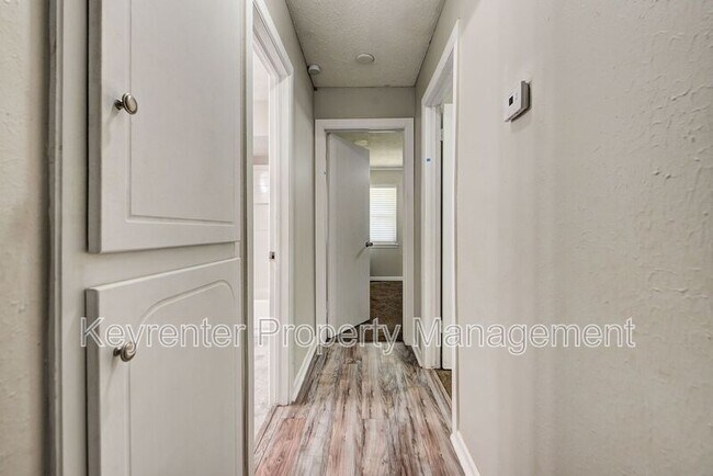 Building Photo - 1120 Kings Ct