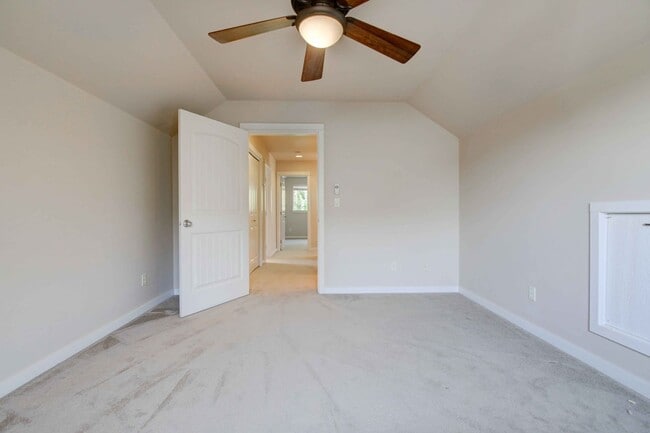 Building Photo - 3 bed/2.5 w/garage in Desirable Barton Cro...