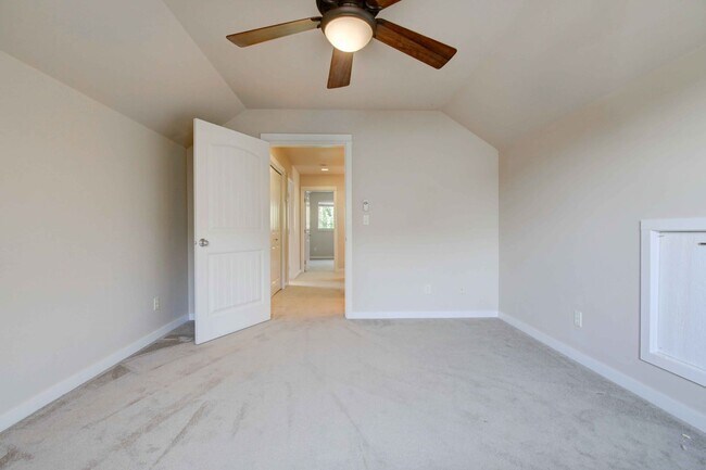 Building Photo - 4 bed/2.5 w/garage in Desirable Barton Cro...