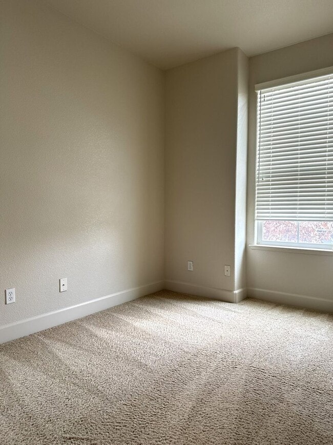 Building Photo - Pleasing 5/2 near college and UC